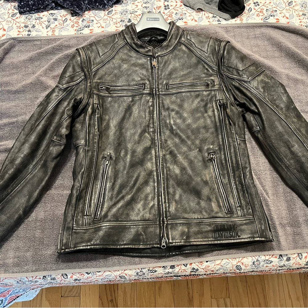 Harley Davidson Dauntless leather jacket size M. Also converts to a vest.